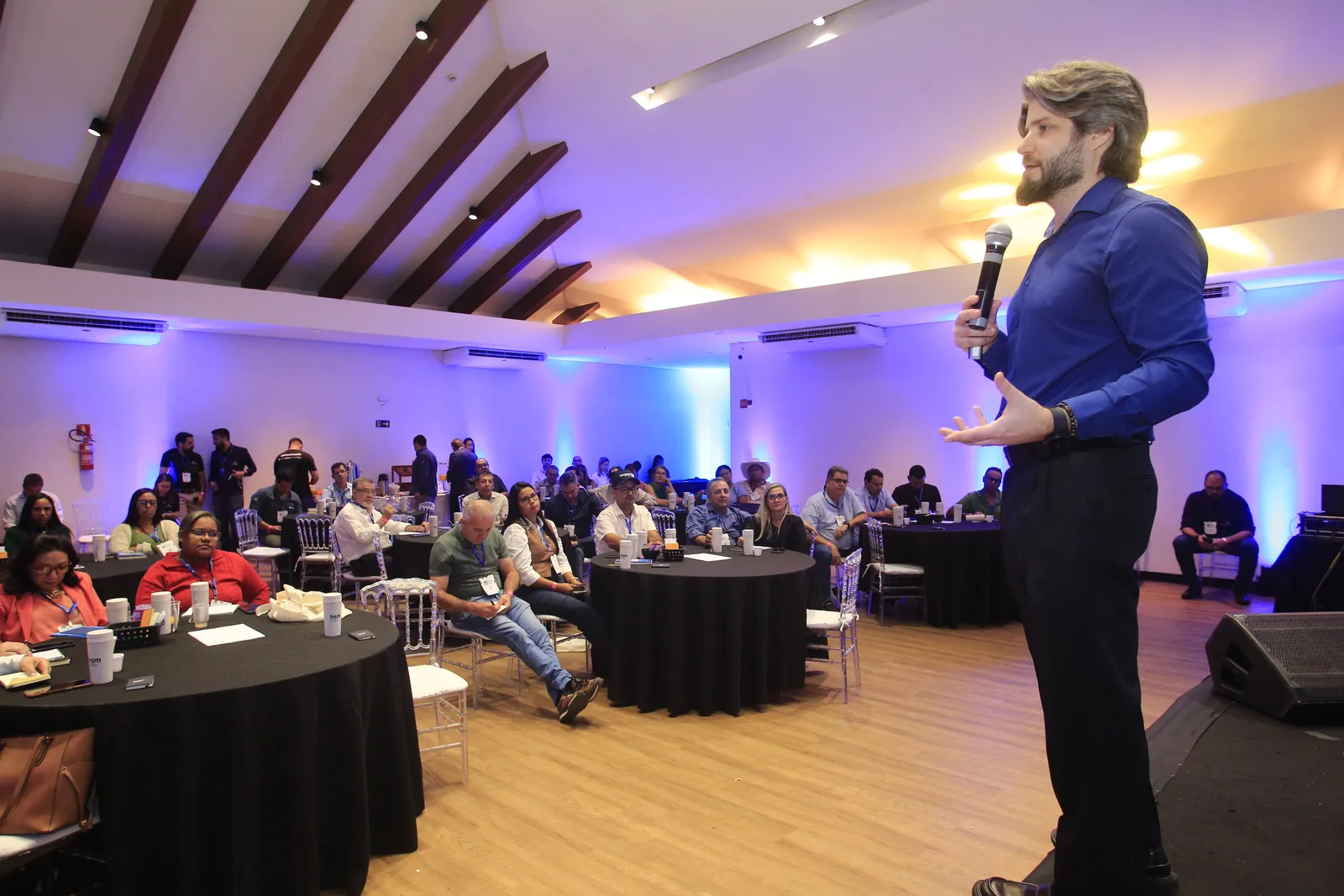 Rafael Balan Zappia palestrando em programa executivo da HSM